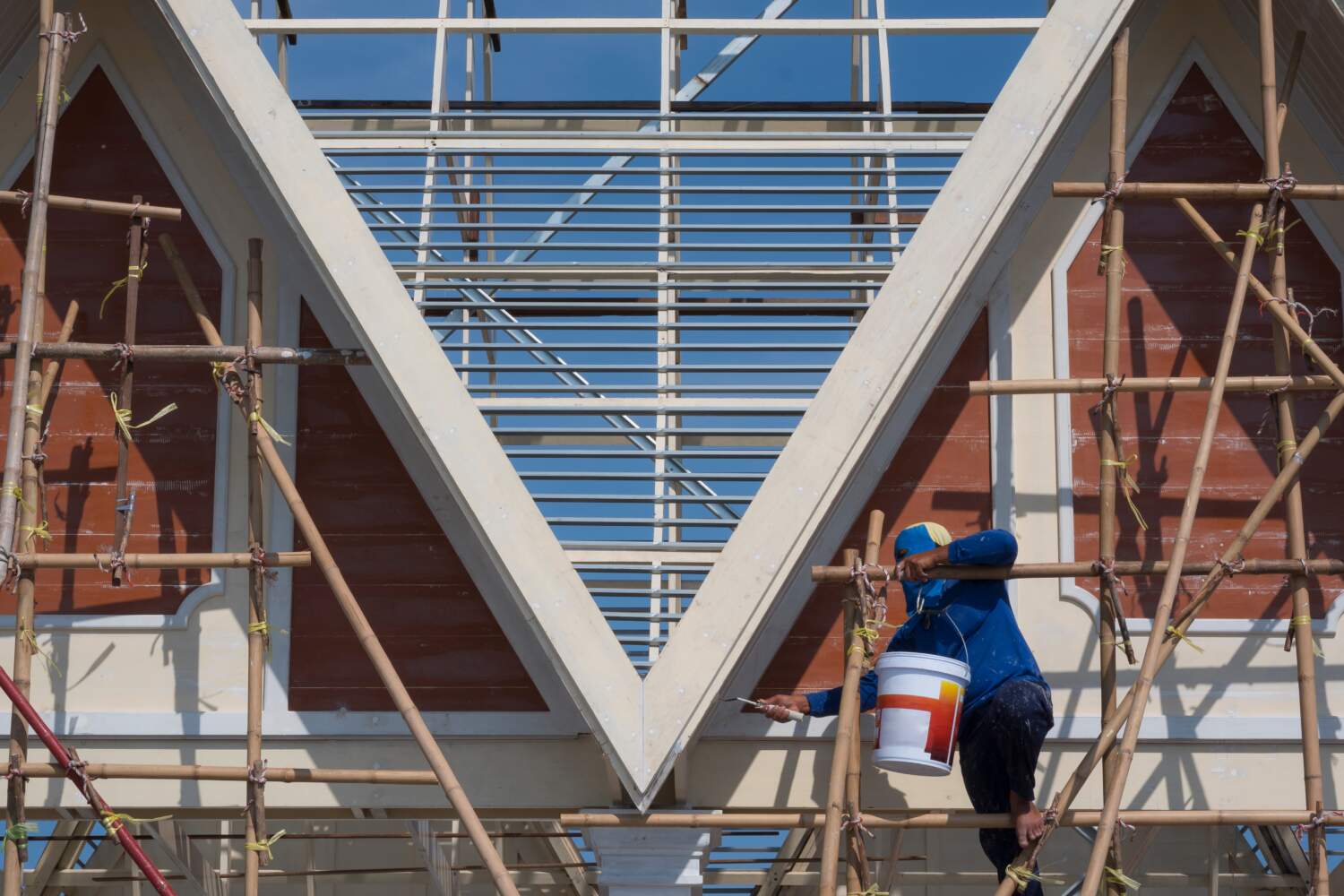 Photo d'un homme entrain de rénover une maison