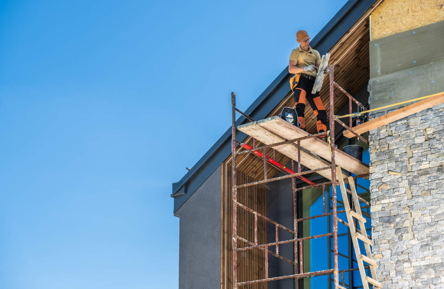Photo d'un home entrain de rénover une façade